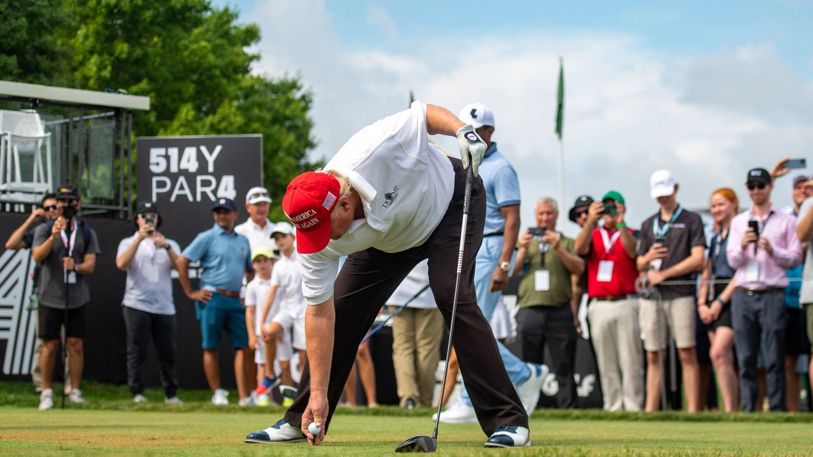 Mysterious pictures emerge of Donald Trump on "golf trip" without his clubs